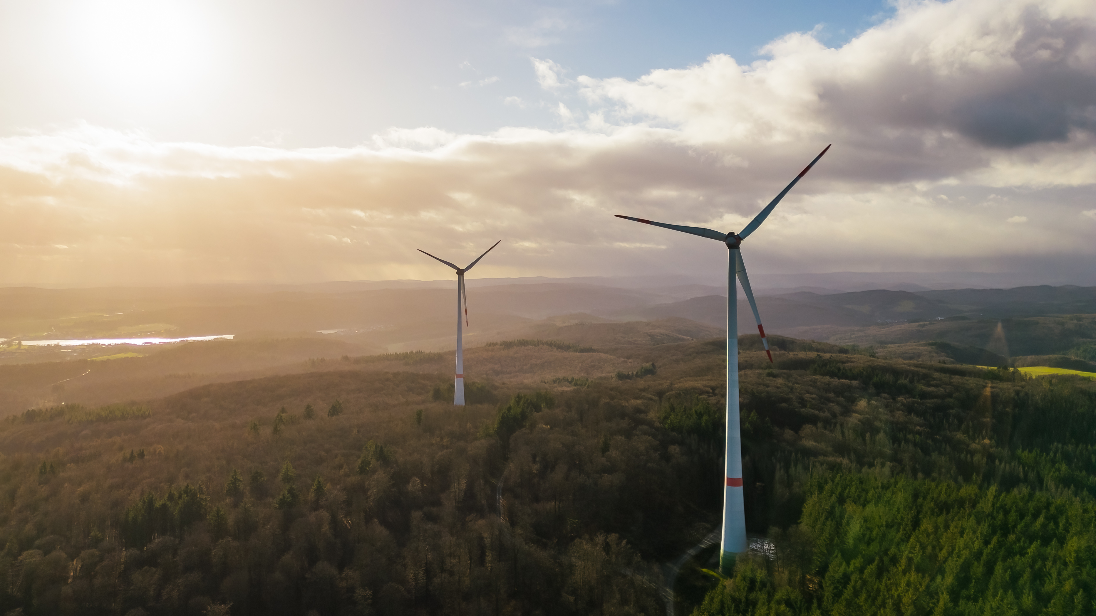 Windräder auf einem Hügel