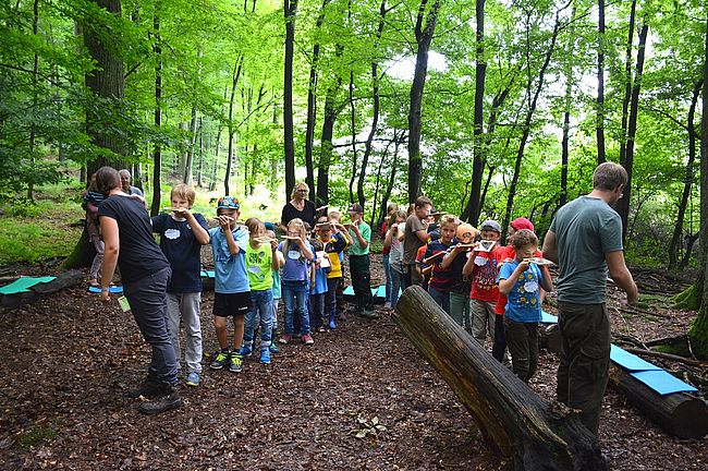 Menschen im Wald