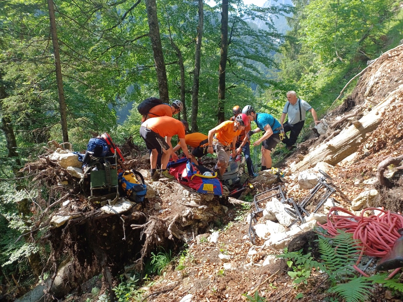 Rettungsübung am steilen Berghang