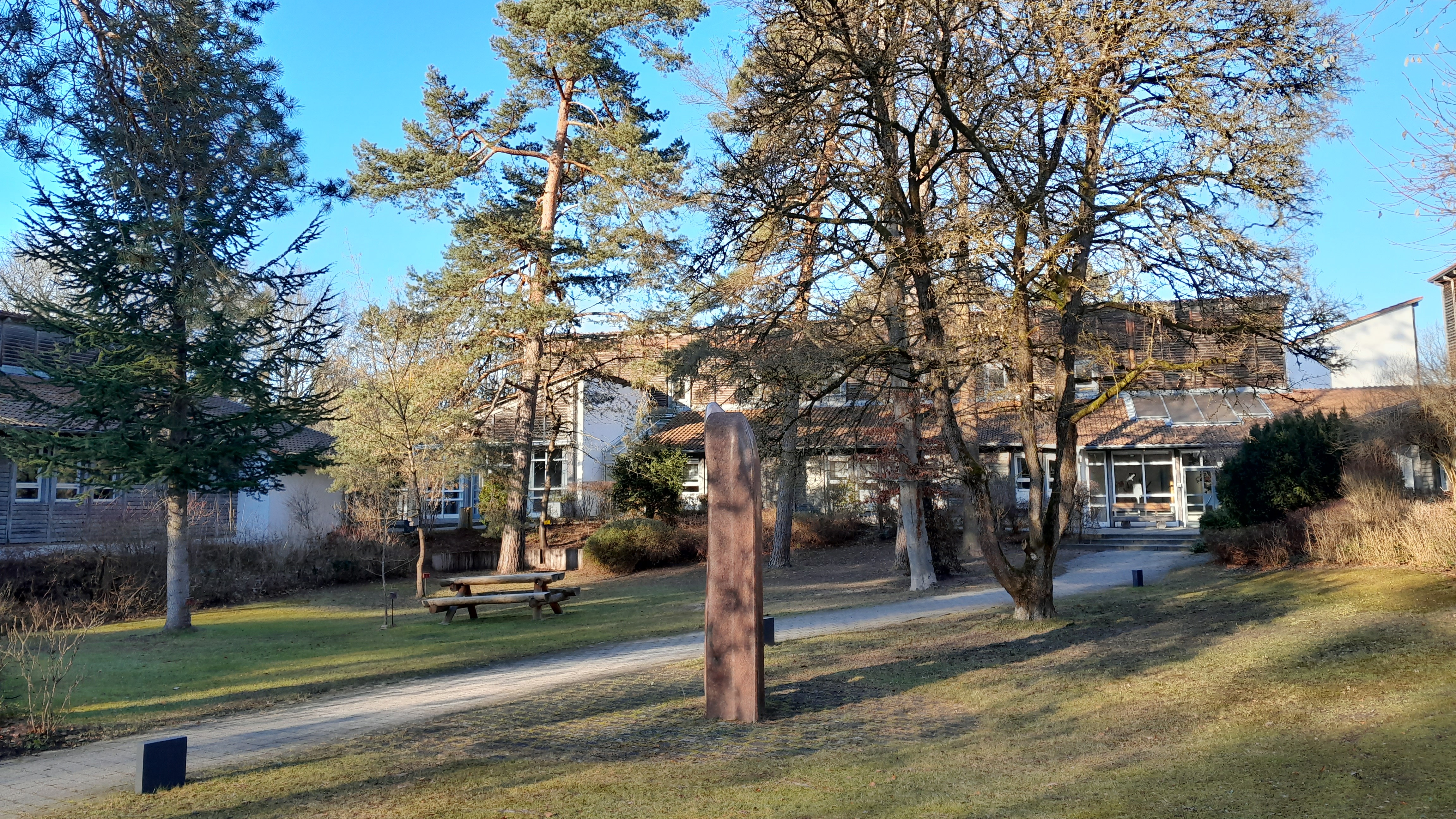 Bildungszentrum Gebäude Buchenbühl umgeben von Grün, Bäumen und Sträuchern
