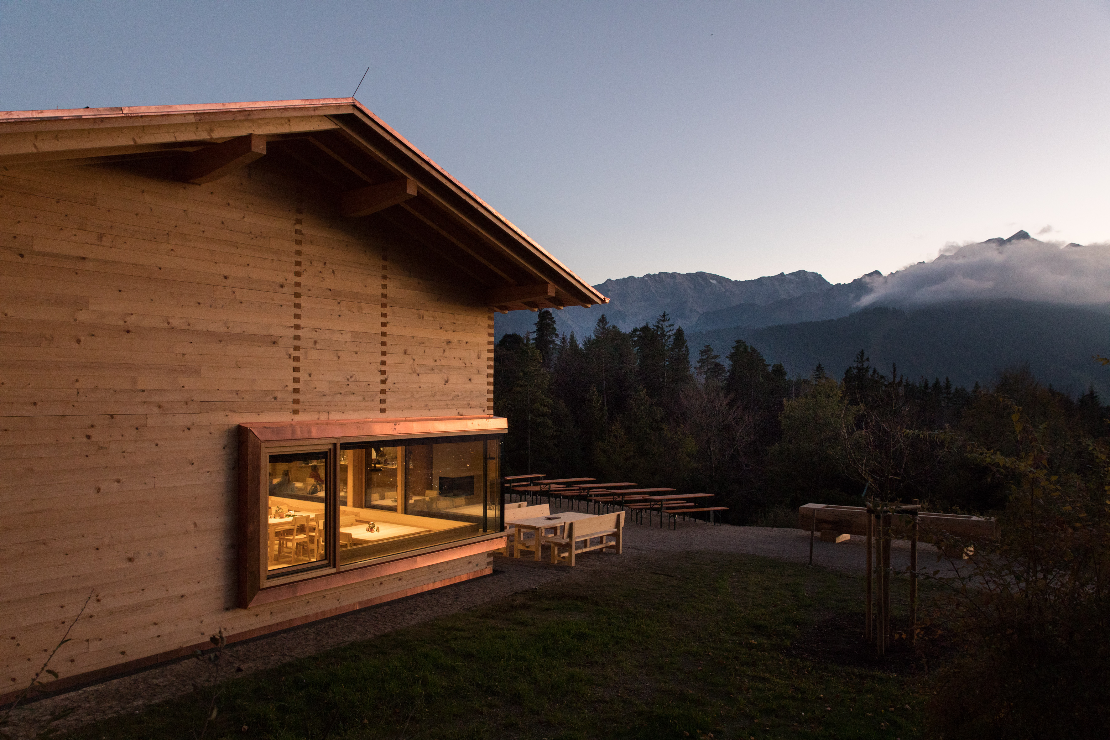 Tannenhütte in der Abenddämmerung