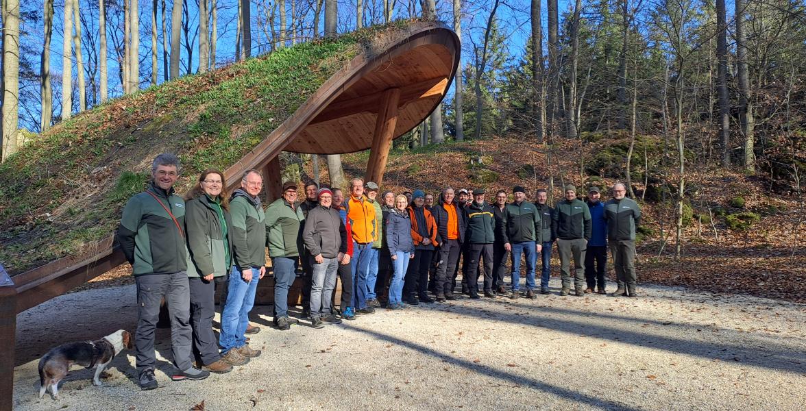 Gruppenfoto vor der Andenkstätte im Stillen Wald Königsholz.
