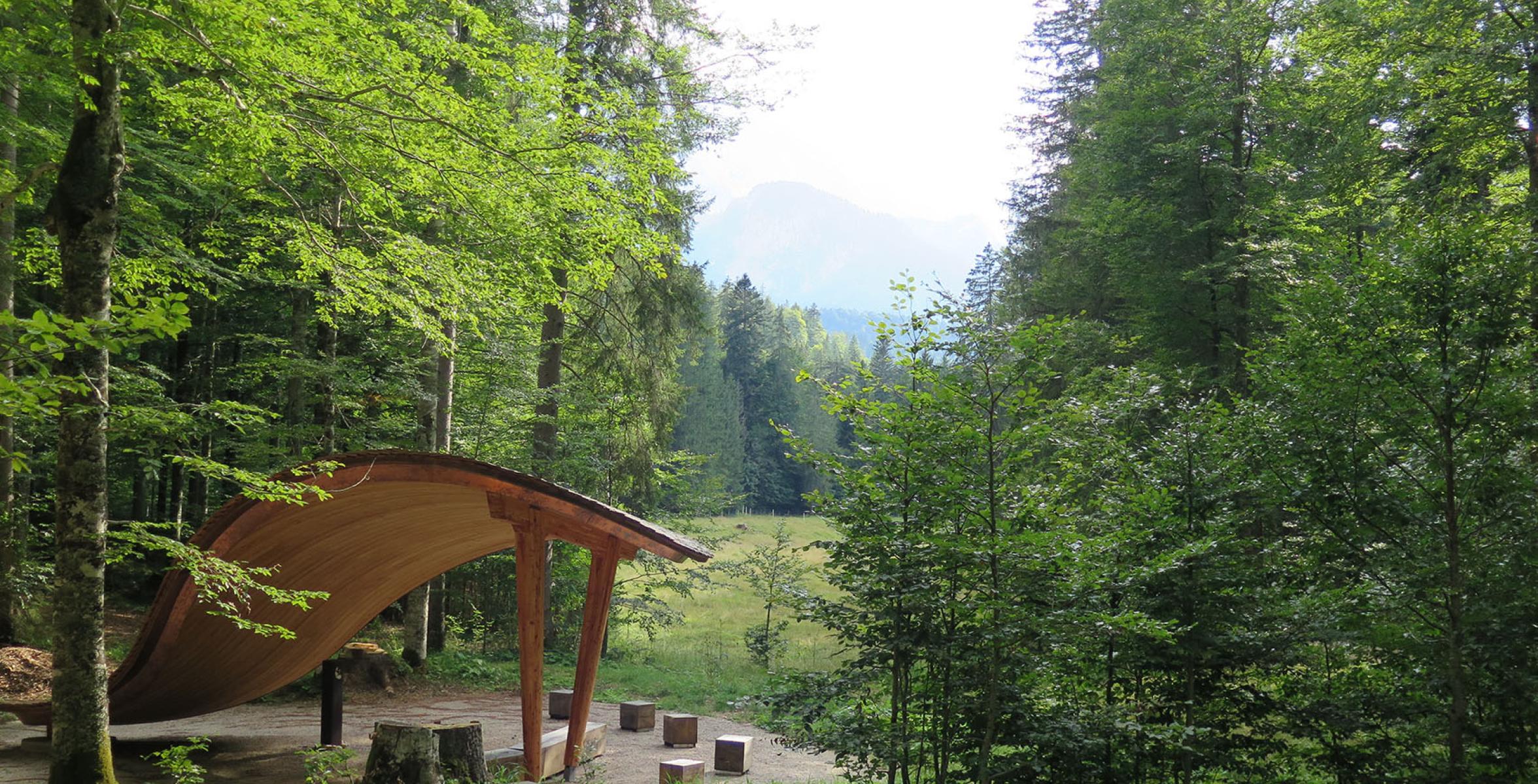 Überdachtes Andachtsgebäude im Wald