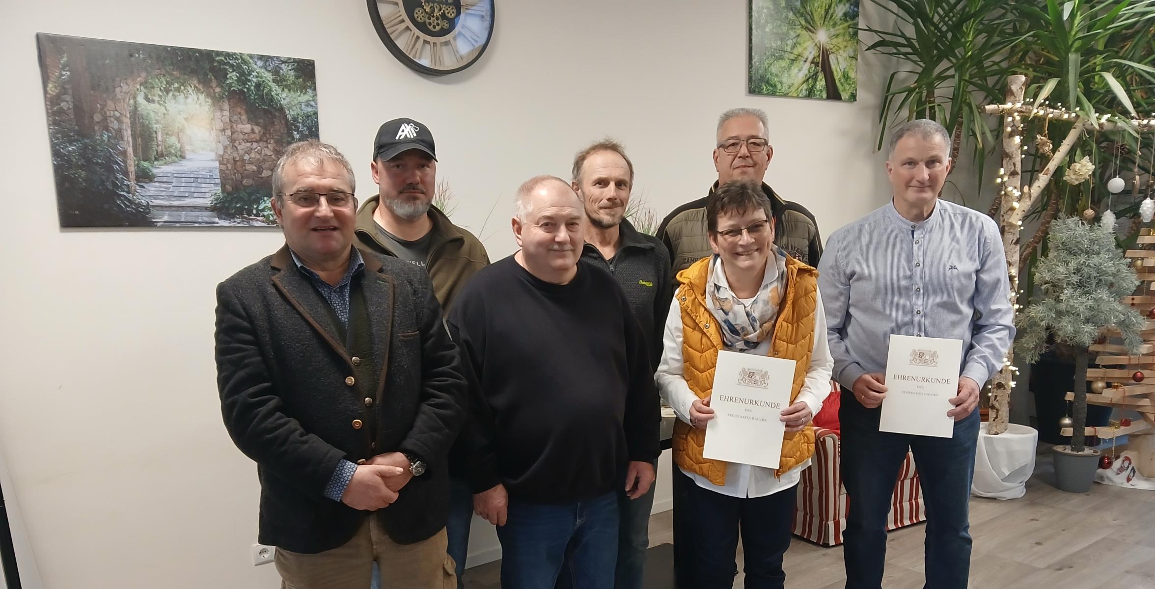 Mehrere Menschen mit Urkunden zu ihrem Arbeitsjubiläum