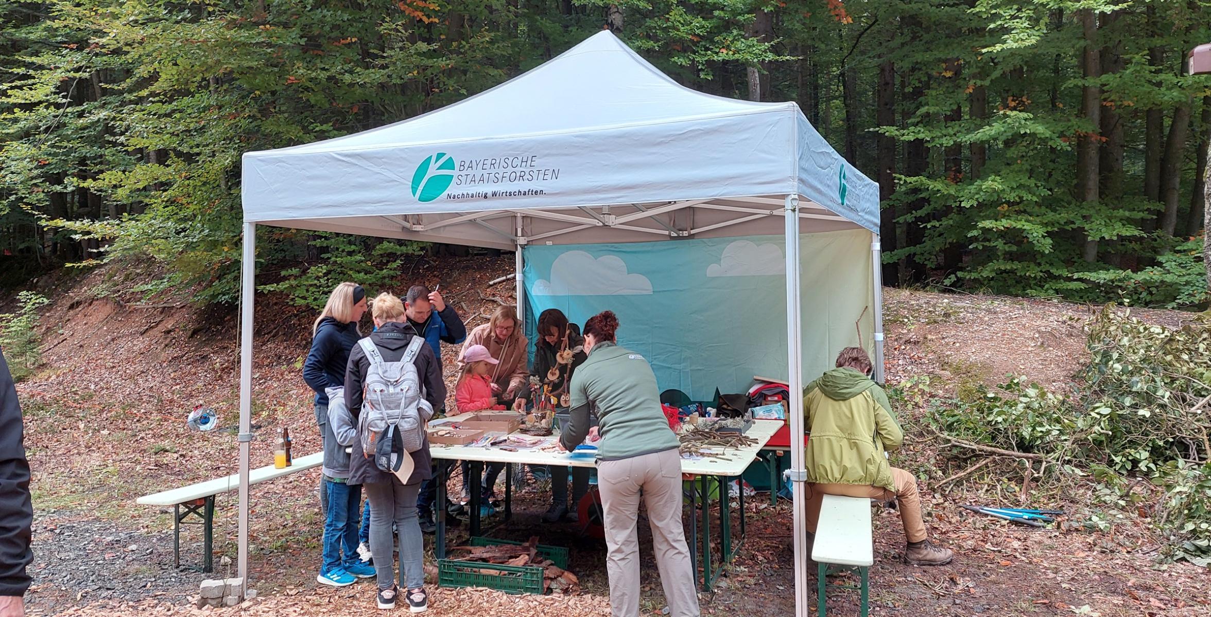 Bastelstand im Wald
