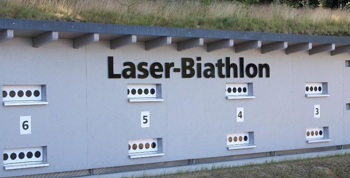 Wand mit Aufschrift Laser Biathlon