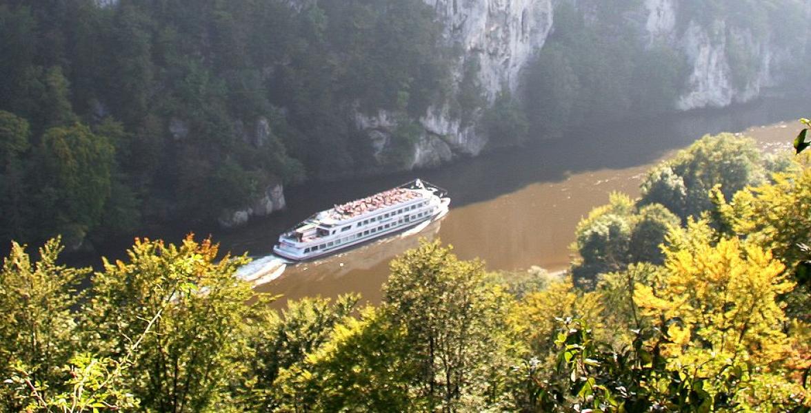 Schiff fährt im Fluss in einer Schlucht