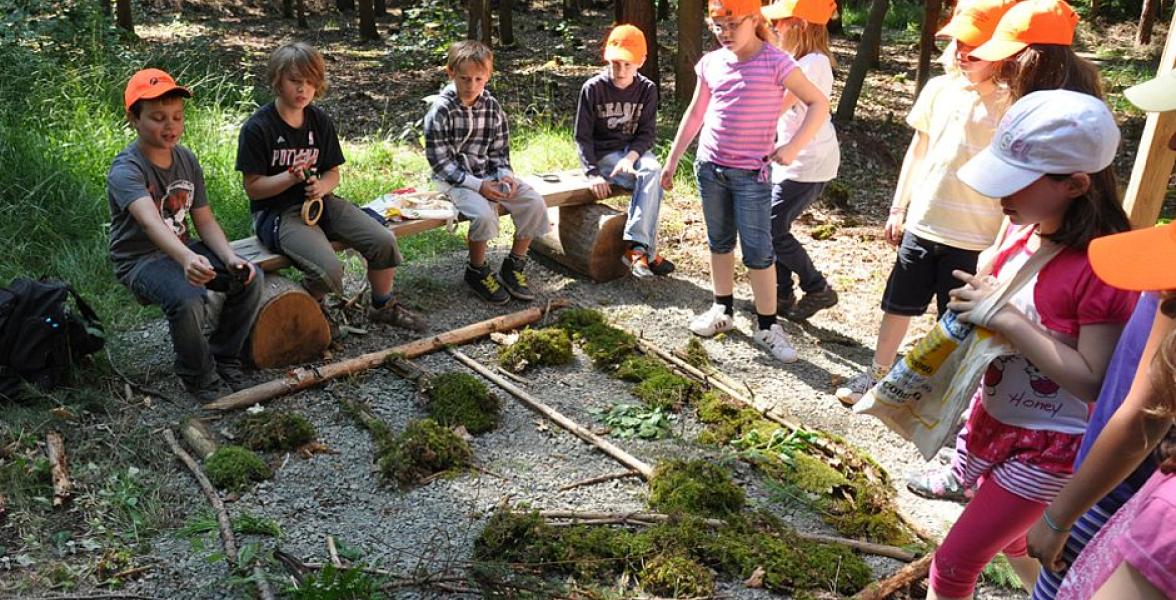 Menschen sitzen auf einen Baumstamm