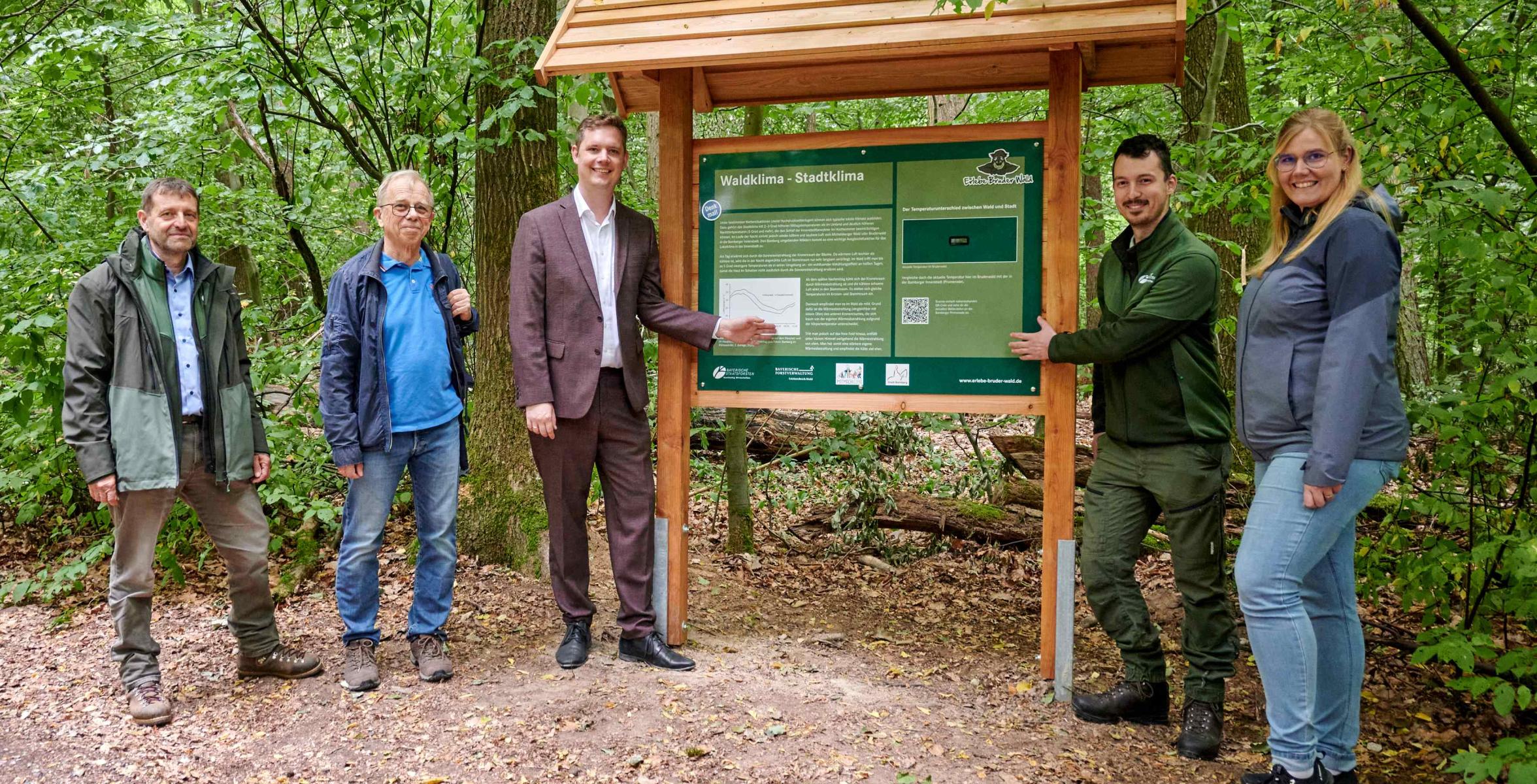 Menschen vor den neuen Tafeln im Wald