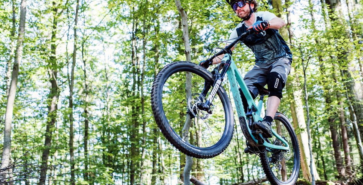 Mountain-Biker bei der Fahrt durch den Wald