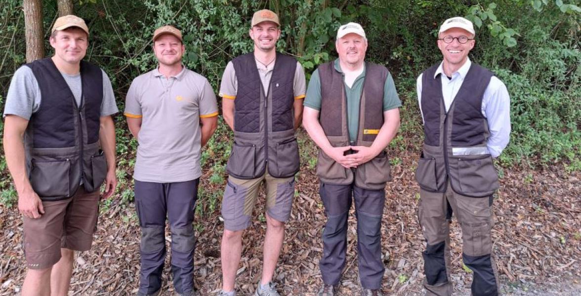 Fünf Jagdschützen stehen nebeneinander und freuen sich über den 2. Platz