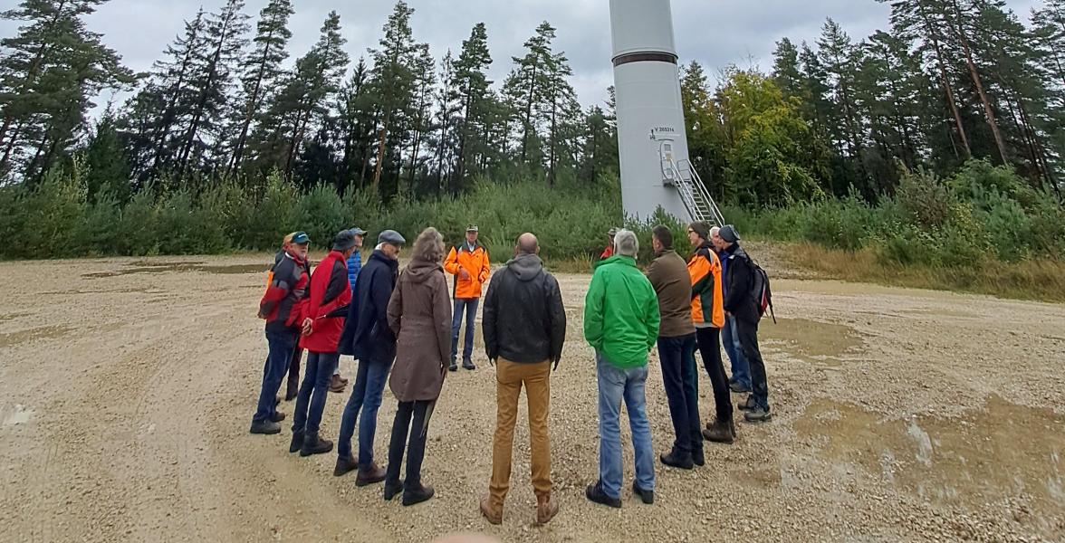Besucherinnen und Besucher vor einem Windrad