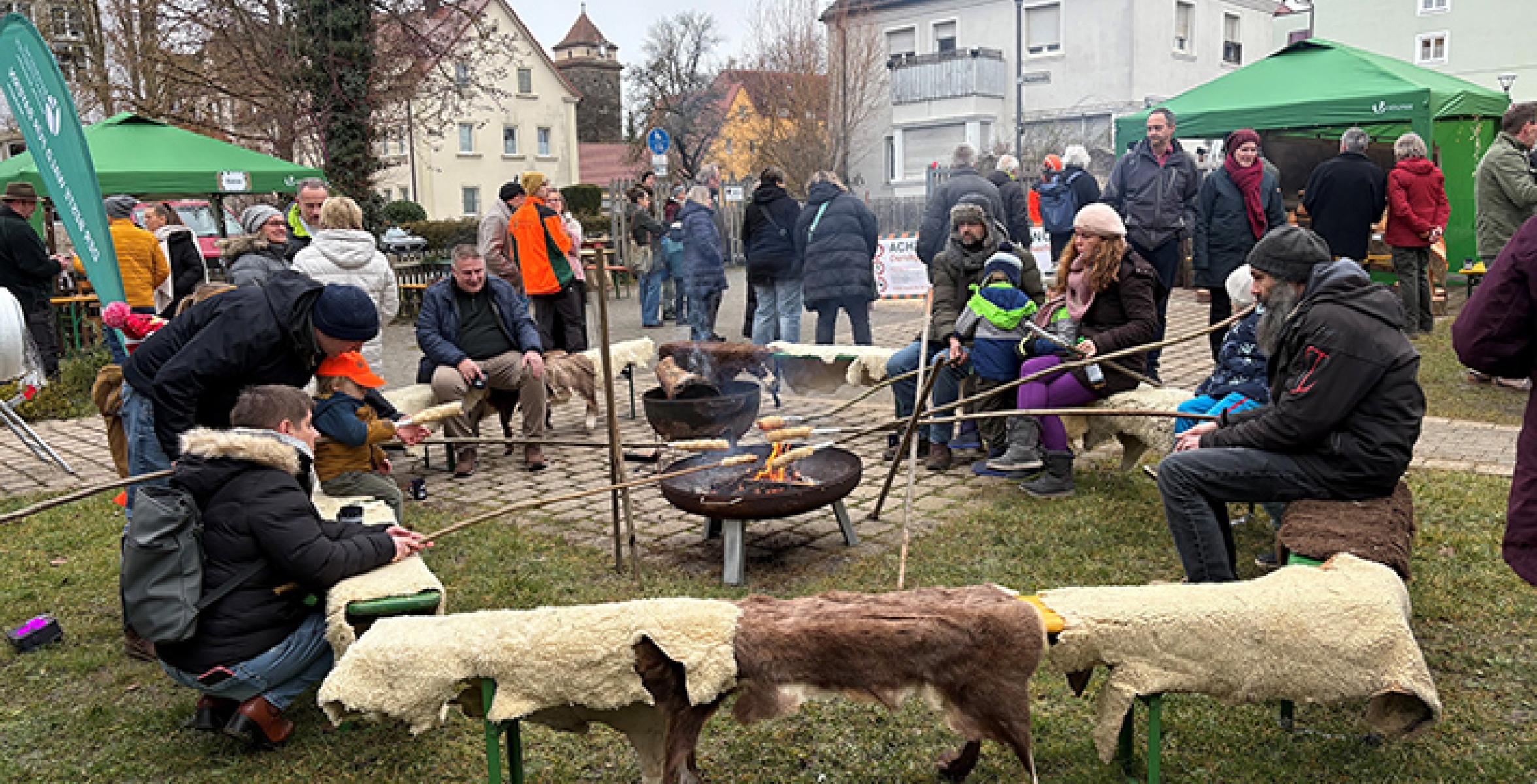 Besucherinnen und Besucher im Weihnachtsgarten im Forstbetrieb Rothenburg