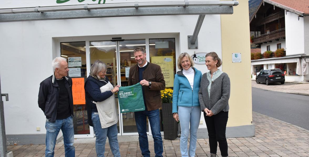 Forstbetriebsleiter Joachim Keßler präsentiert mit den Vertreterinnen des Dorfladens die Stofftasche mit dem Wildbret-Label der Bayerischen Staatsforsten