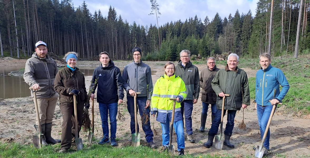 Gruppenfoto vor dem neuen Feucht-Biotop