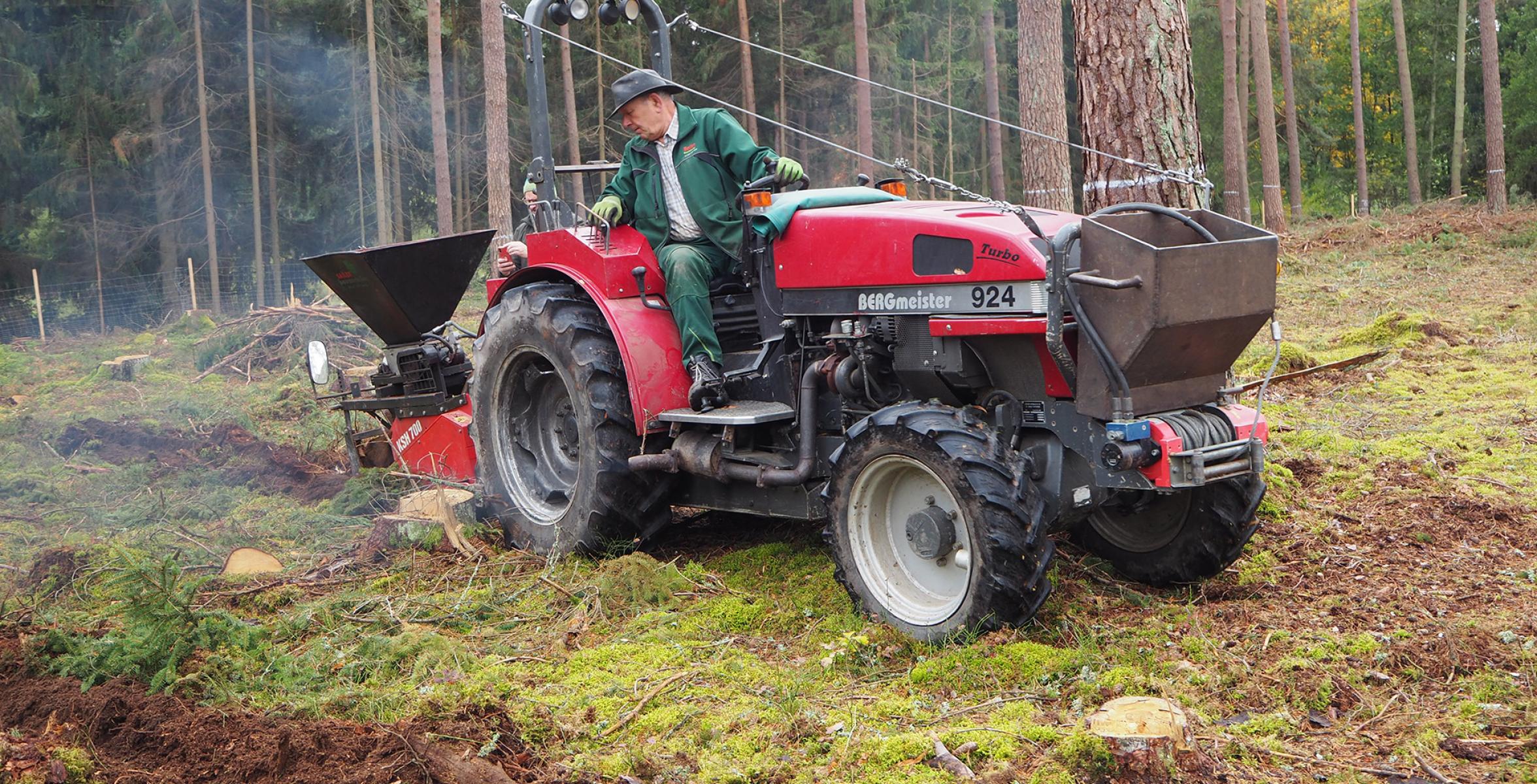 Traktor bei der Eichensaat