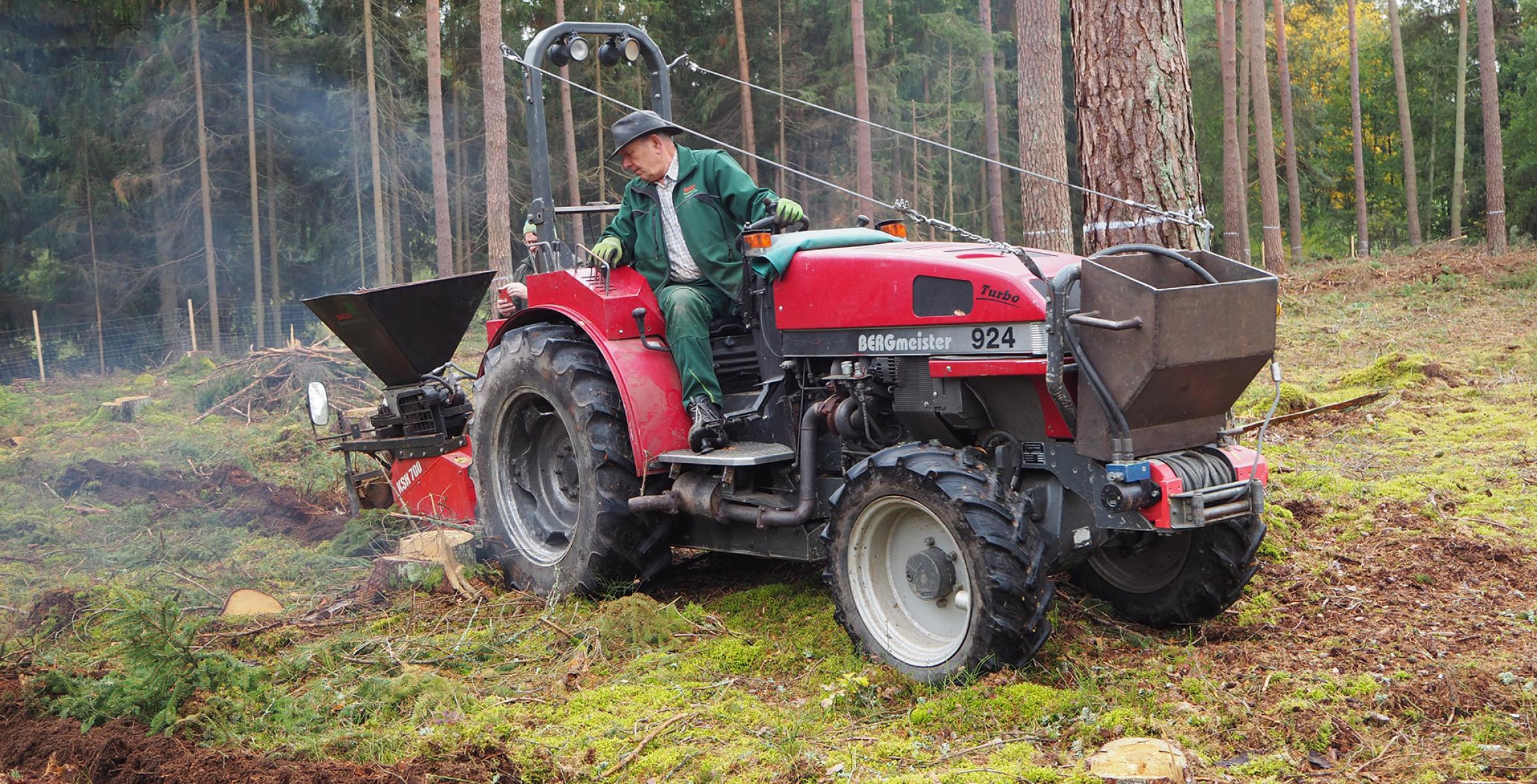 Traktor bei der Eichensaat