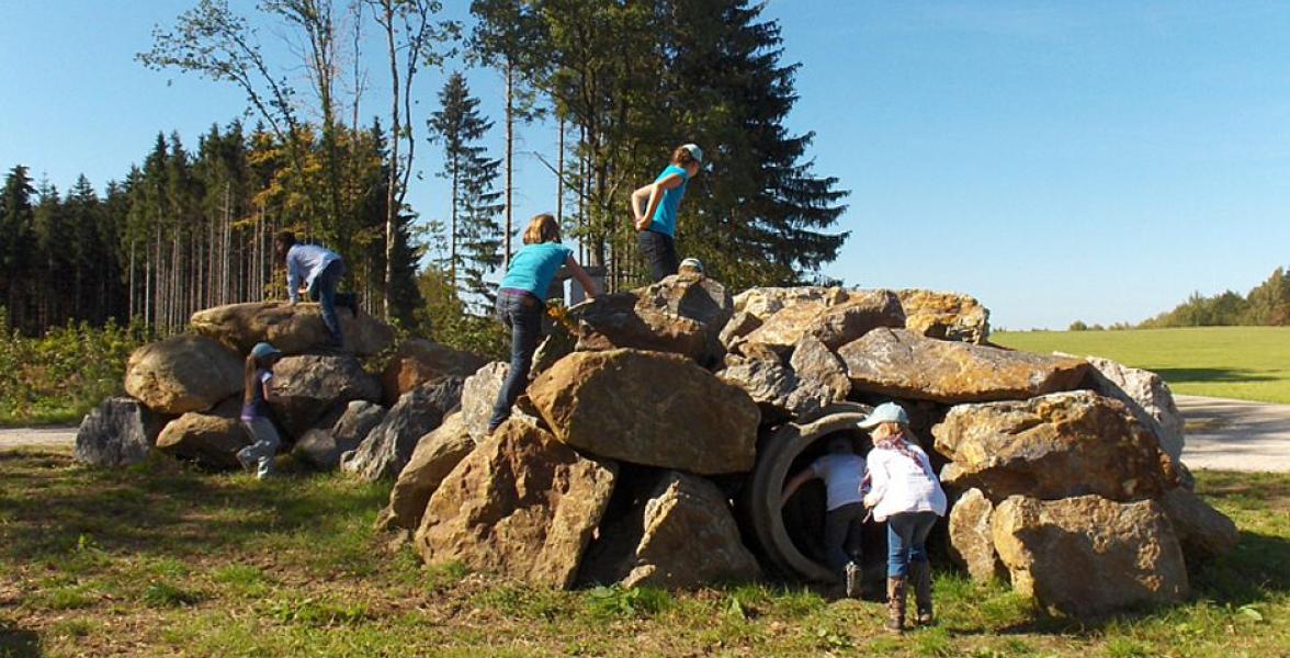 Kinder spielen auf Gestein