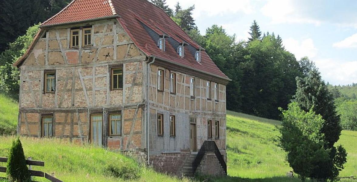 Haus im Hintergrund Berge