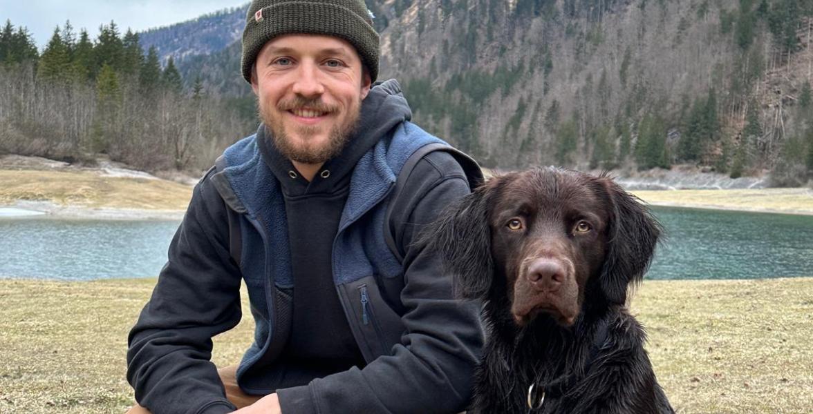 Leonard Meurer Servicestellenleiter am Forstbetrieb Ruhpolding mit seinem Langhaar Jagdhund