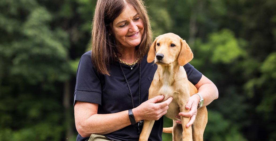 Forstbetriebsleiterin Sabine Bichlmaier mit ihrem Jagdhund Liv