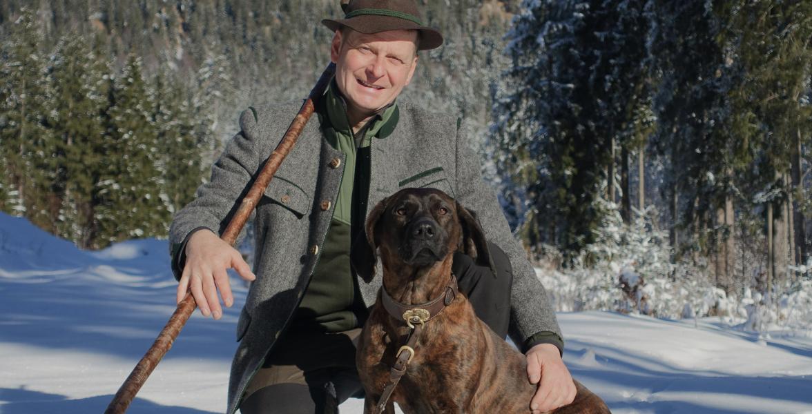 Greindl Johann ist Berufsjäger am Forstbetrieb Oberammergau, Revier Steingaden. Seine Hündin Wally ist ein 4 Jahre alter Hannoverscher Schweißhund.
