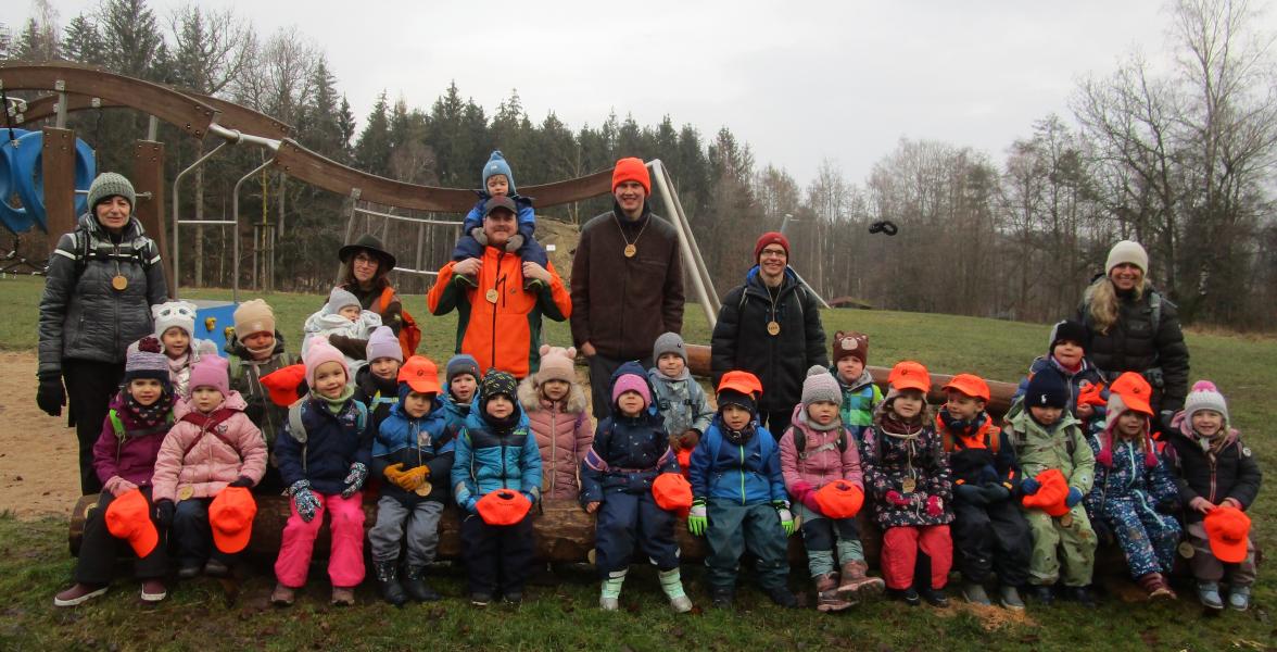 Gruppenbild vom Besuch des Kindergartens im Staatswald