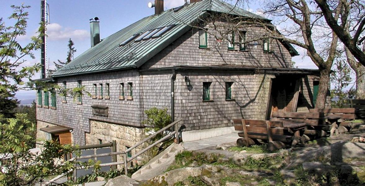 Haus mit zwei Bäumen