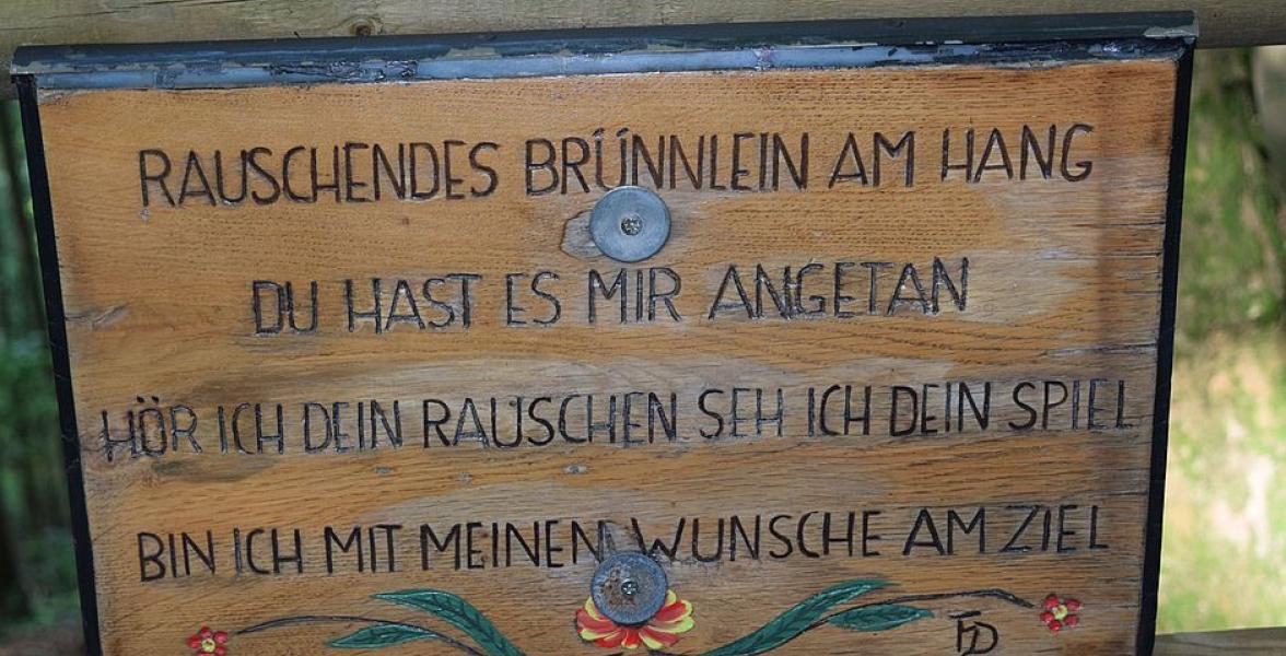 Schild mit Aufschriften