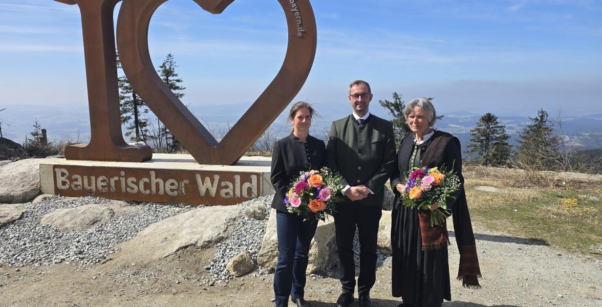 Übergabe des Forstbetriebes Neureichenau: Linda Madl übernimmt, Manfred Kröninger gratuliert und Gudula Lermer verabschiedet sich