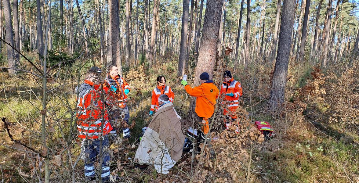 Forstwirte führen im Wald eine Rettungsübung durch