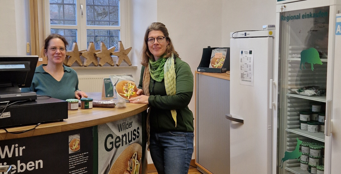 Forstbetriebsleiterin Barbara Ernwein im neuen Verkaufsraum am Forstbetrieb Ebrach