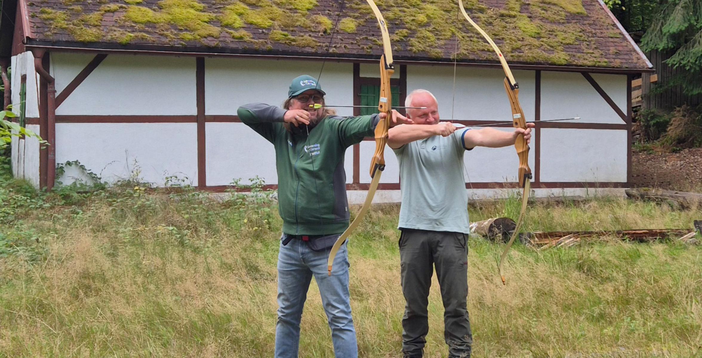 Zwei Bogenschützen üben für das Waldfest