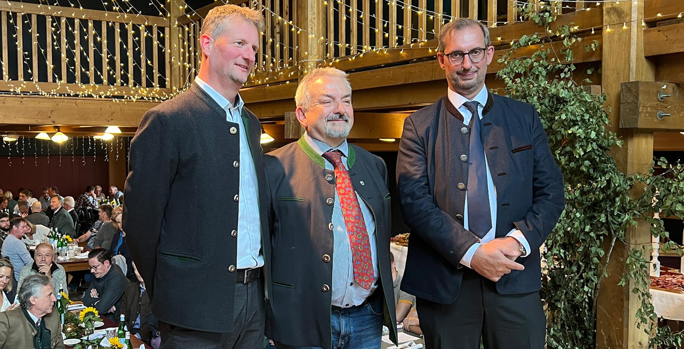 Vorstand Manfred Kröninger rechts verabschiedet Dr. Heinz Utschig in der Mitte. Nachfolger ist Joachim Keßler im Bild links