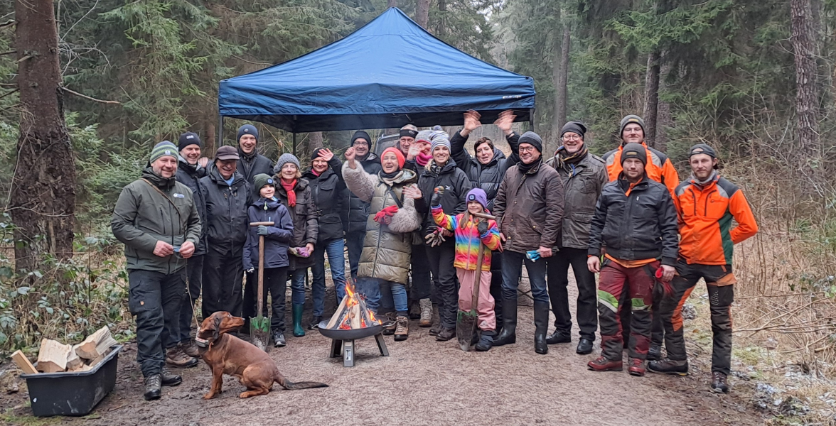 Gruppenfoto der Pflanzaktion der Rotarier auf einem Forstweg