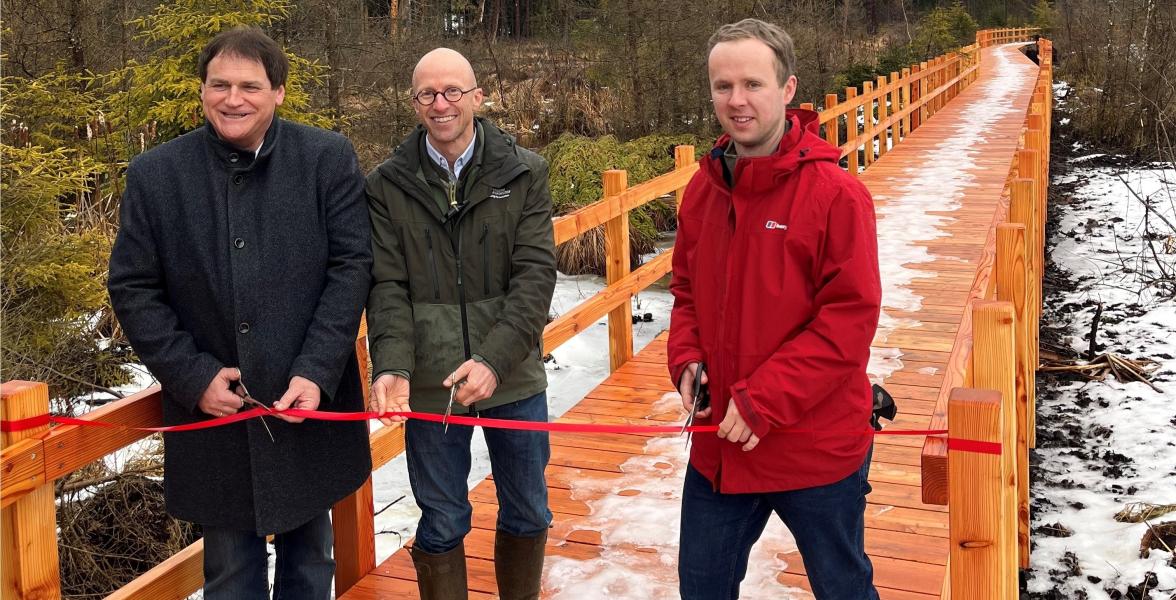 Forstbetriebsleiter Dr. Hermann S. Walter eröffnet den neuen Bohlenweg