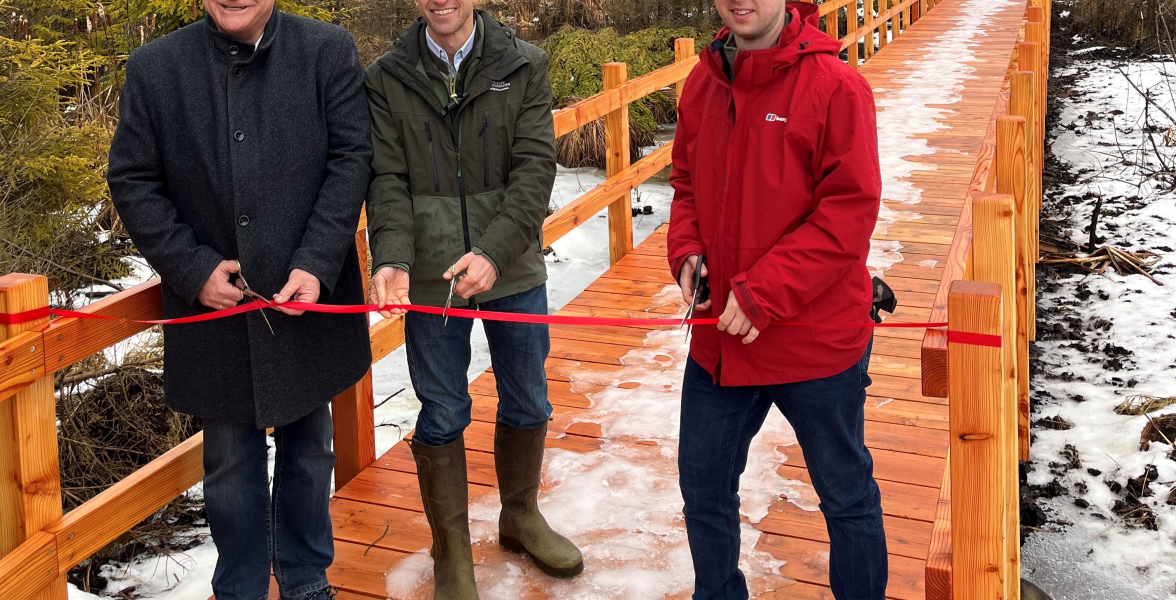Forstbetriebsleiter Dr. Hermann S. Walter eröffnet den neuen Bohlenweg