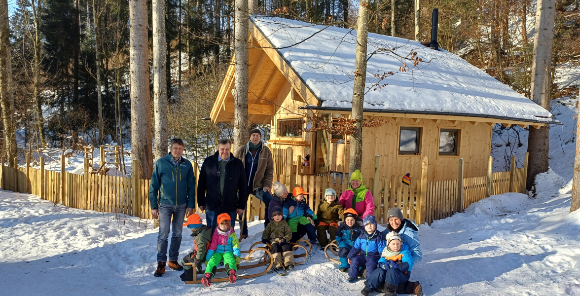 Forstbetriebsleiter Thomas Zanker vor der Holzhütte des Waldkindergartens
