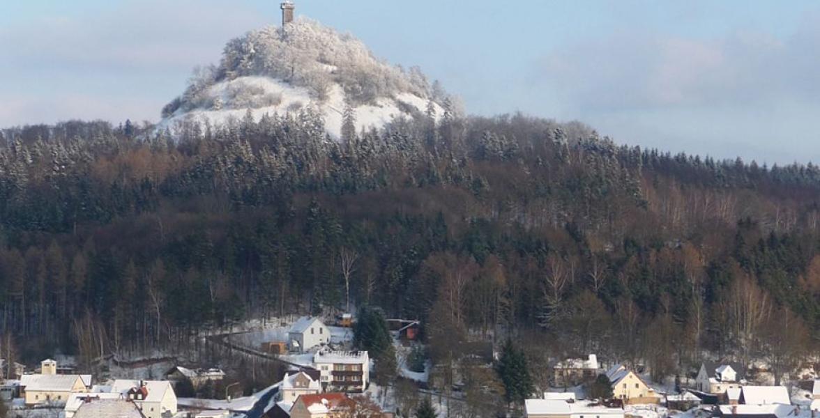 Burg auf Berg, im Tal Häuser