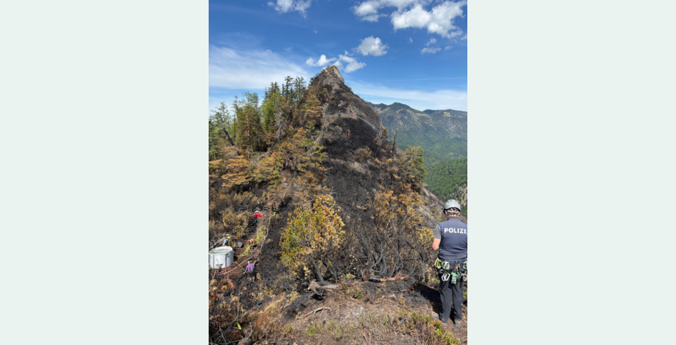 Saurüsselkopf während des Waldbrandes, Rauch steigt auf beim Gipfel und das Grün ist verbrannt