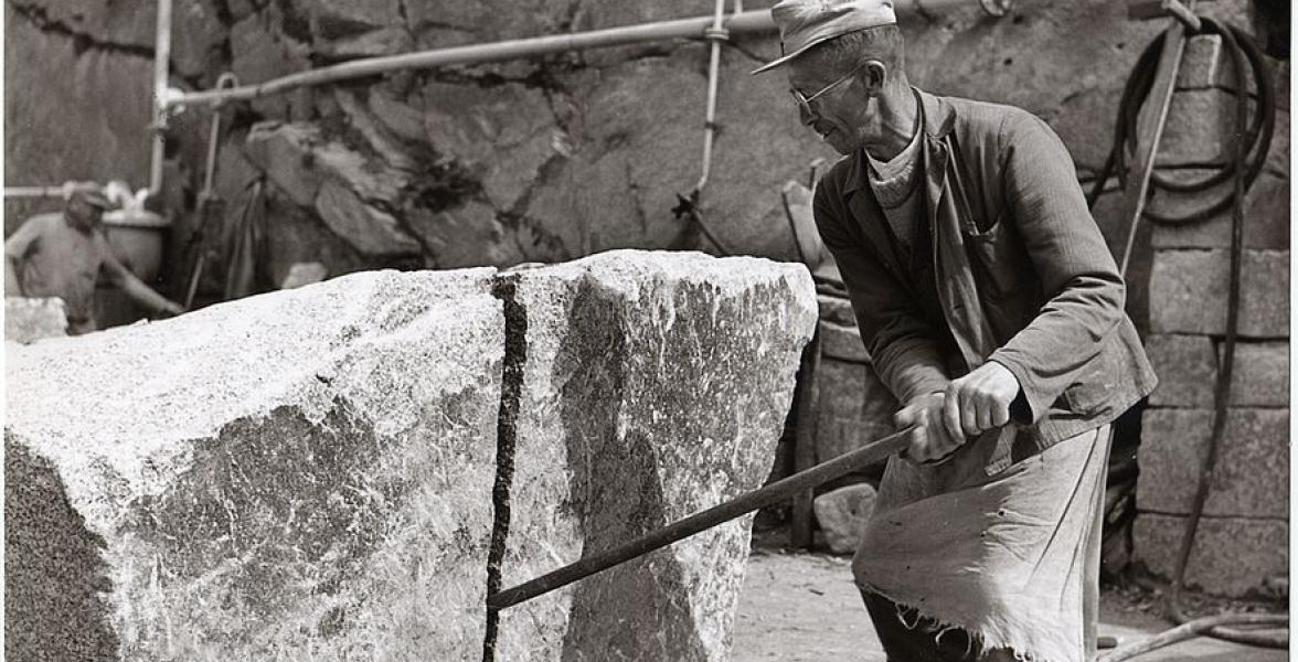 Mann der Granit bearbeitet