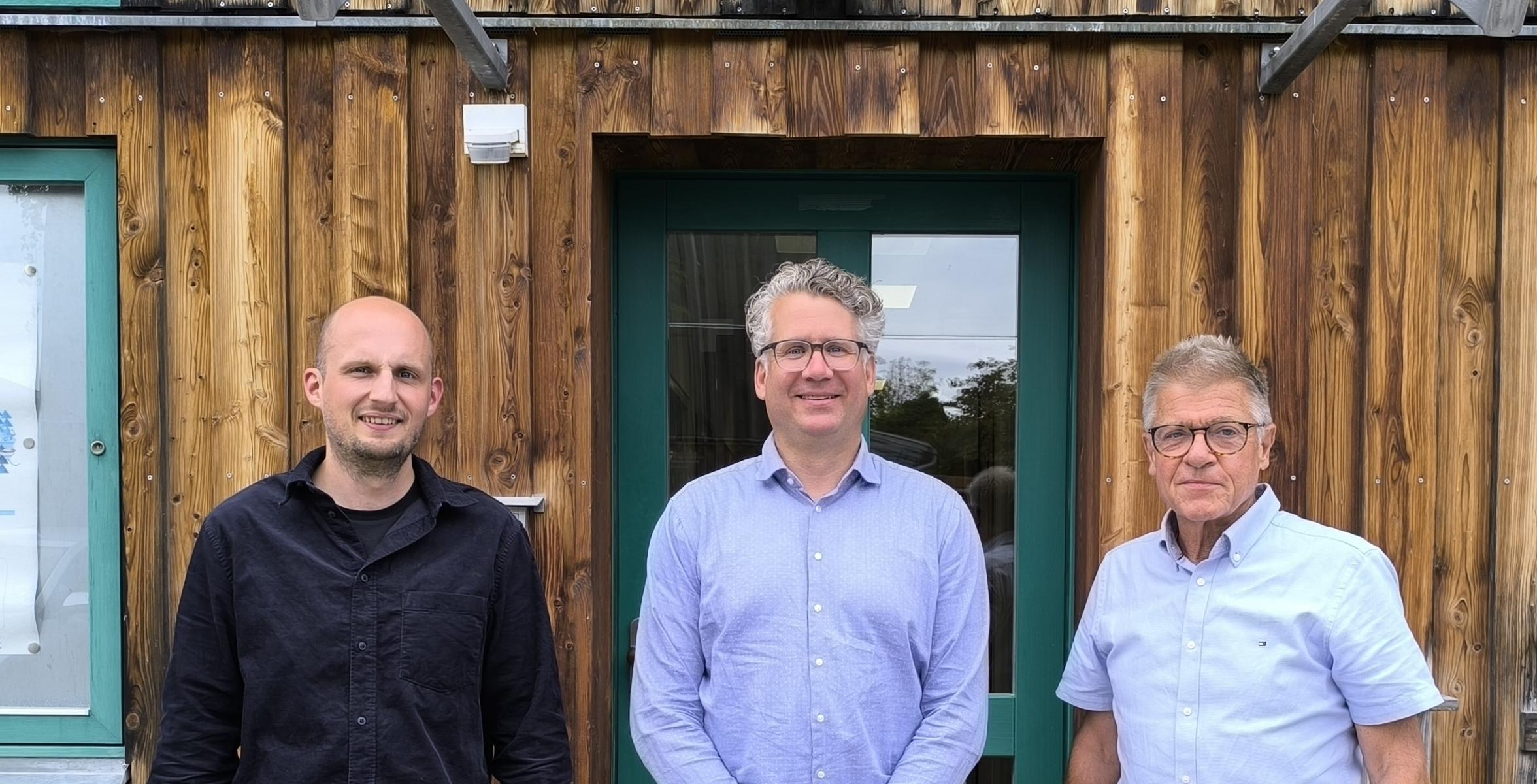Matthias Weig (links) wird neuer Stellvertretender Betriebsleiter am Forstbetrieb Schnaittenbach. Sein Vorgänger Klaus Bichlmaier (rechts) verabschiedet sich in den Ruhestand. In der Mitte Forstbetriebsleiter Philipp Bahnmüller.“