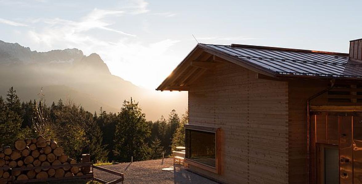 Huette mit Alpen