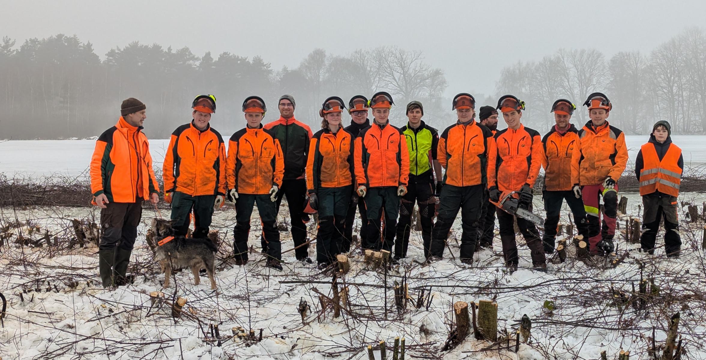 Teameinsatz für den Naturschutz: Auszubildende, Forstwirte und Partner nach dem winterlichen Pflegeeinsatz im Charlottenhofer Weihergebiet.