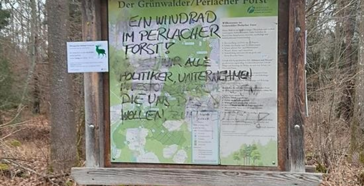 Beschmierte Infotafel im Perlacher Forst