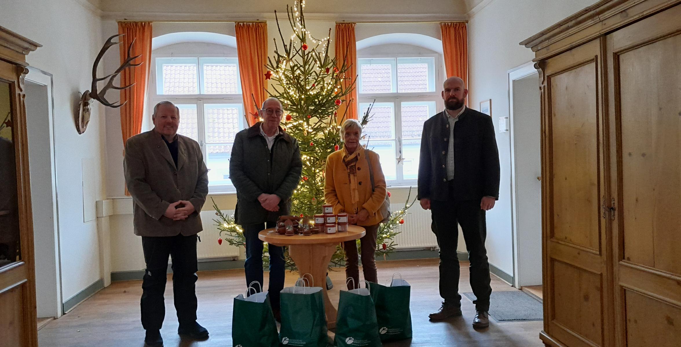 Menschen bei der Spendenübergabe in einem Raum