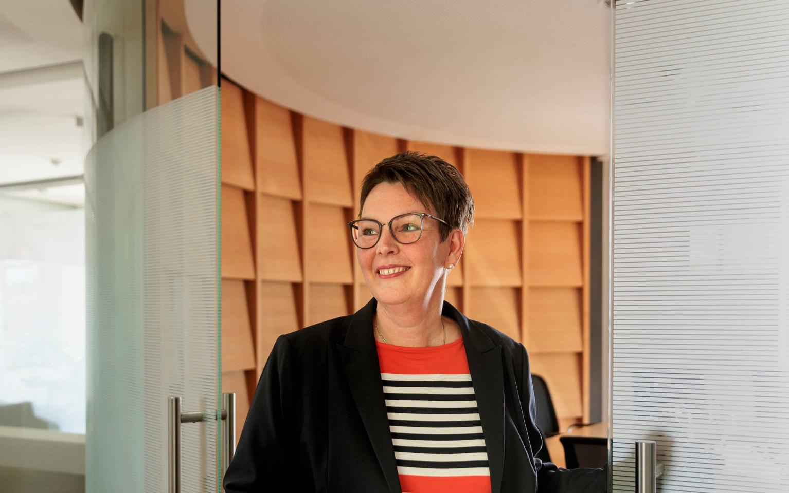 Frau vor Besprechungsraum mit Akte